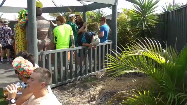 La grosse Tof de Fridge en Australie : 1600 bières, 80 participants, 7 maisons, 1 journée pour tout boire.