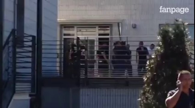 Scudetto Juve, giocatori escono dall'hotel e fanno festa con i tifosi