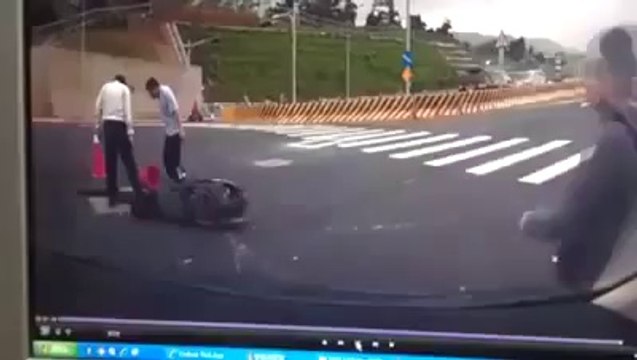 Grosse gamelle en scooter, le chauffeur fini dans une bouche d'égout!