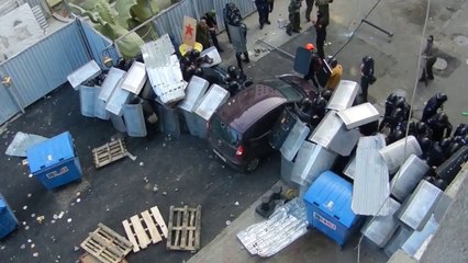 Policiers ukrainiens protégant des tireurs à Odessa