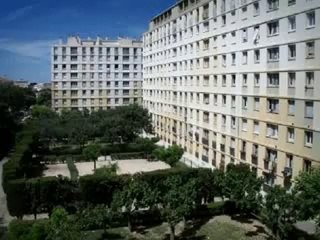 Marseille (13) : visite de la cité "La Cravache"