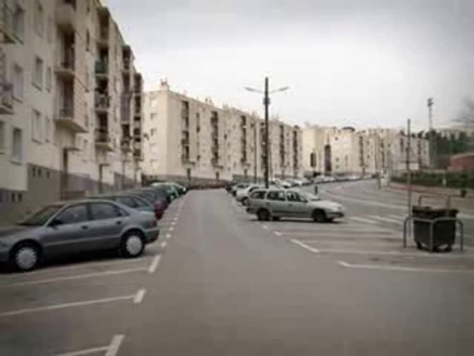 Marseille (13) : visite de la cité "La Grande Bastide"