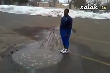 Gaza Gelip Su Birikintisine Atlamak