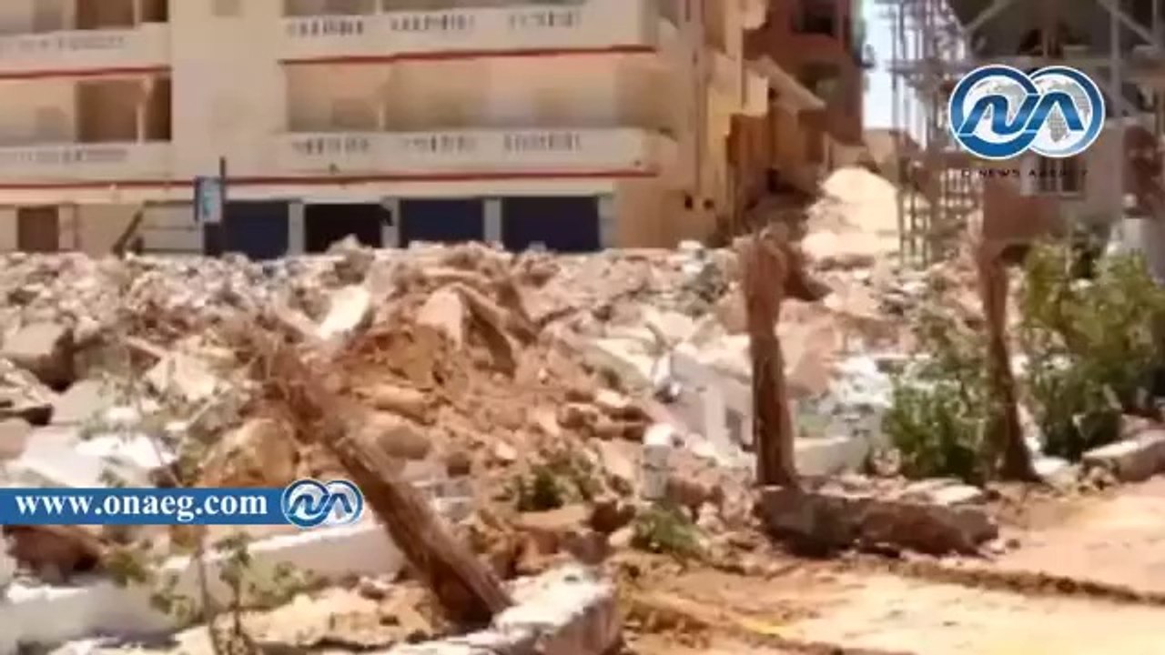 مدير أمن مطروح يقود حملة لإزالة 30 منزلا و33 مح...