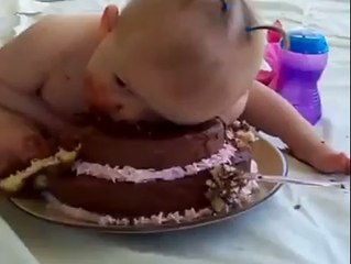 Doğum günü pastası böyle yenir