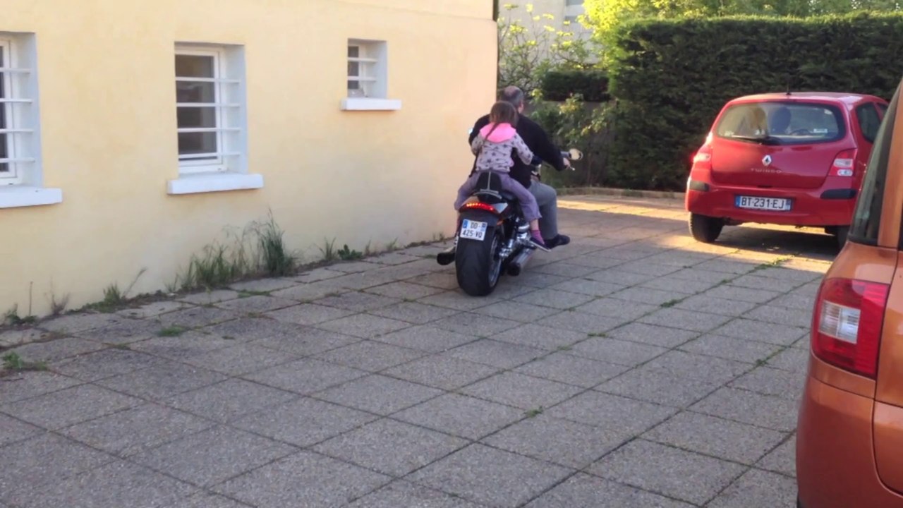 1404 Alma sur sa harley