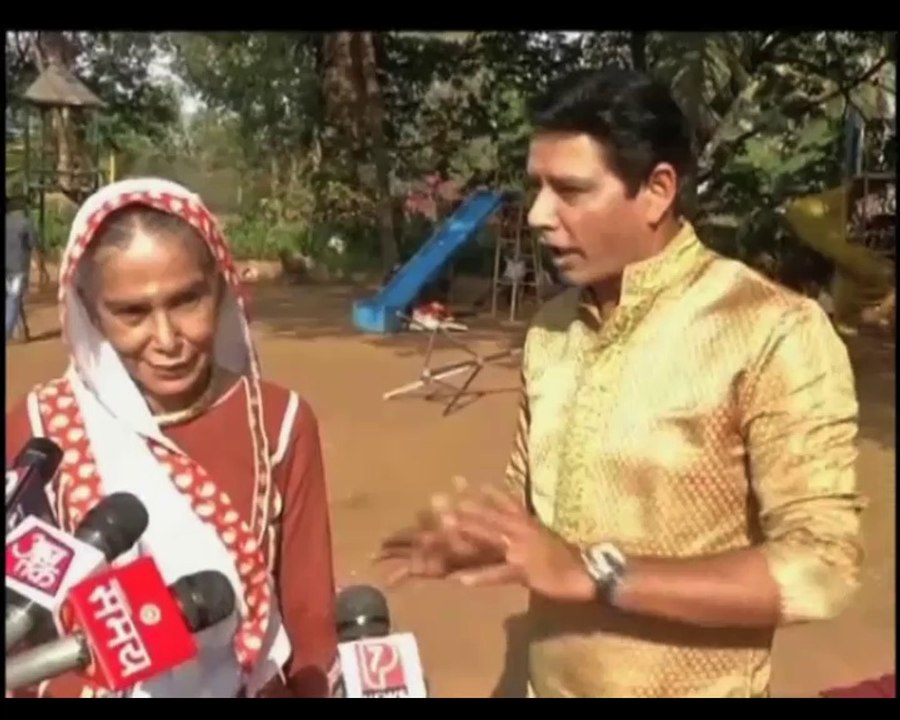 Balika Vadhu Dadisa plays cricket