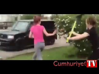 Tartıştığı kız arkadaşının kafasına kürekle vurdu