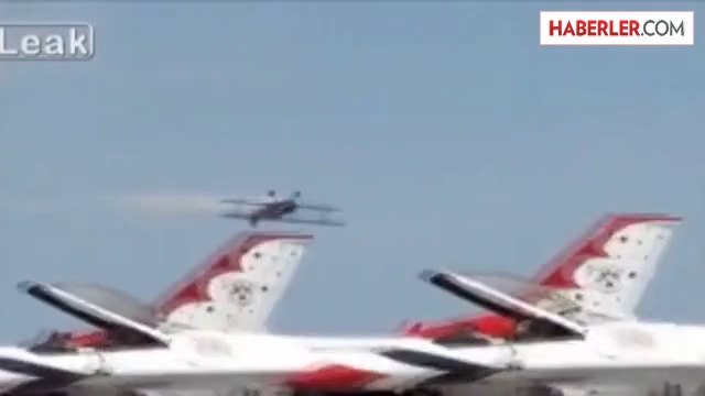 Gösteri Uçağı Ters Manevra Sırasında Böyle Yere Çakıldı