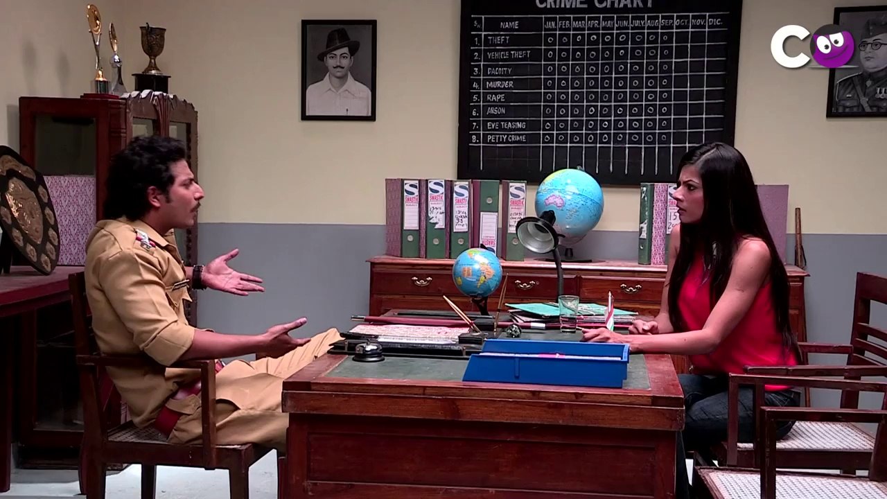 Inspector & Hot Girl talk about a Stolen Purse