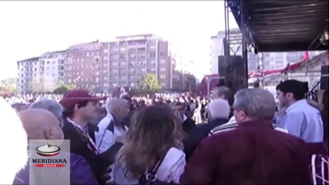 Fassino fa il dito medio ai tifosi del Toro, scoppia la polemica