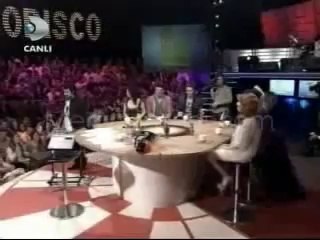 Okan Bayülgen'e canlı yayında göğüslerime mi bakıyorsun şoku :)
