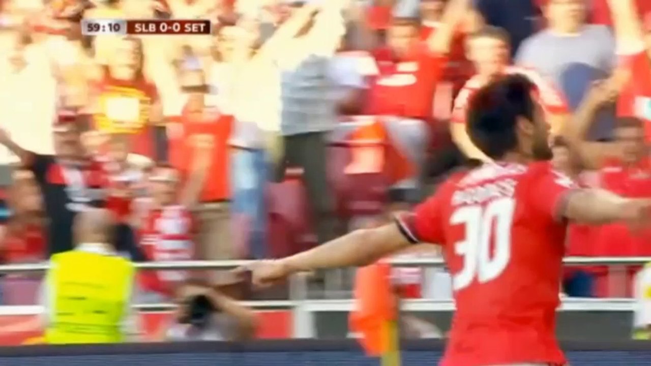 Benfica mit Gesicht-Tattoos gegen Setubal