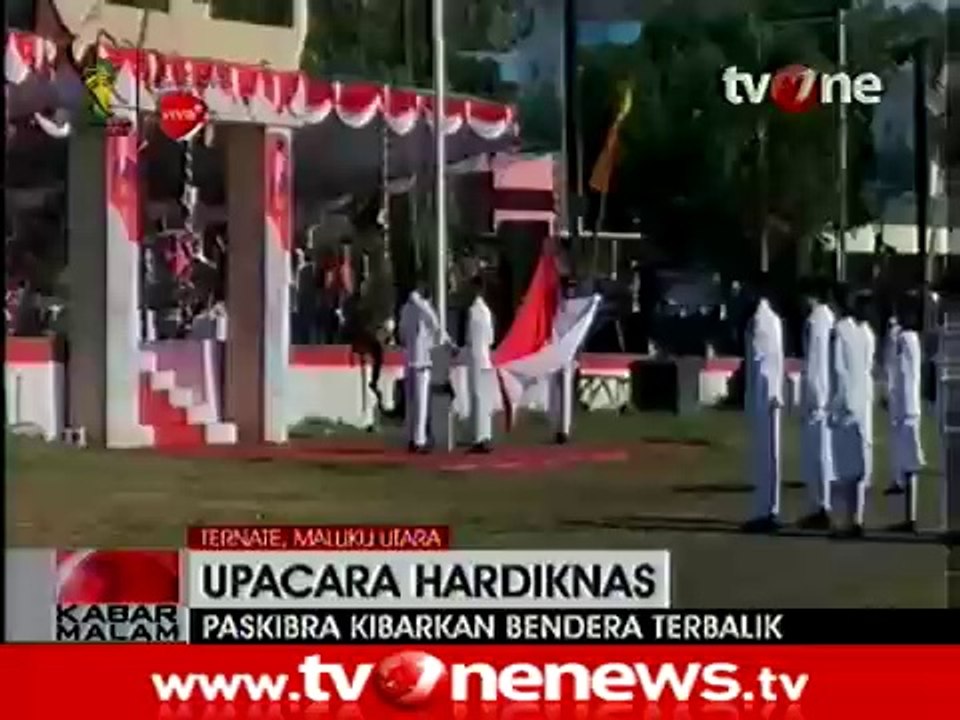 Paskibraka Kibarkan Bendera Merah Putih Terbalik