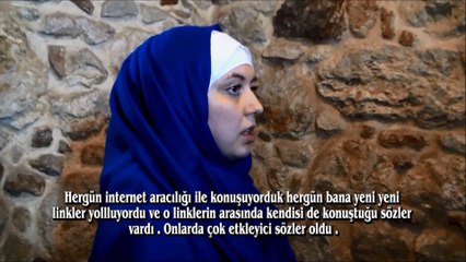 Elektrik kesildikten sonra İslam'la ilgili kitabı telefonun işiğında okuyor...