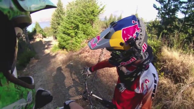 Backflip au dessus d'un camion en Mountain Bike (MTB) : dingue!