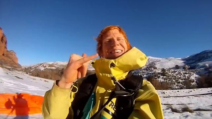 Saut à ski et base jump en même temps : front flip de fou!