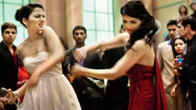 Zoya Afroz Slapped Sonali Raut On Comedy Nights With Kapil?