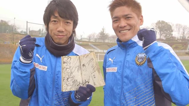 Deux footballeurs reproduisent la double frappe d’Olive & Tom