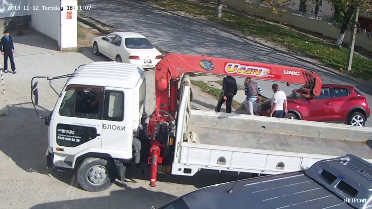 Priveste cu atentie aceste imagini! In 3 secunde apare o masina condusa de o femeie