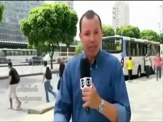 Röportaj Sırasında Kolyeyi Çaldırmak