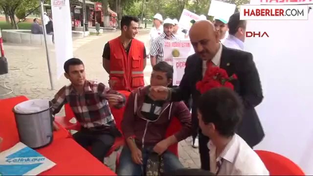 Gaziantep'te Dünya Çiçekçiler Günü'nde Binlerce Çiçek Dağıtıldı