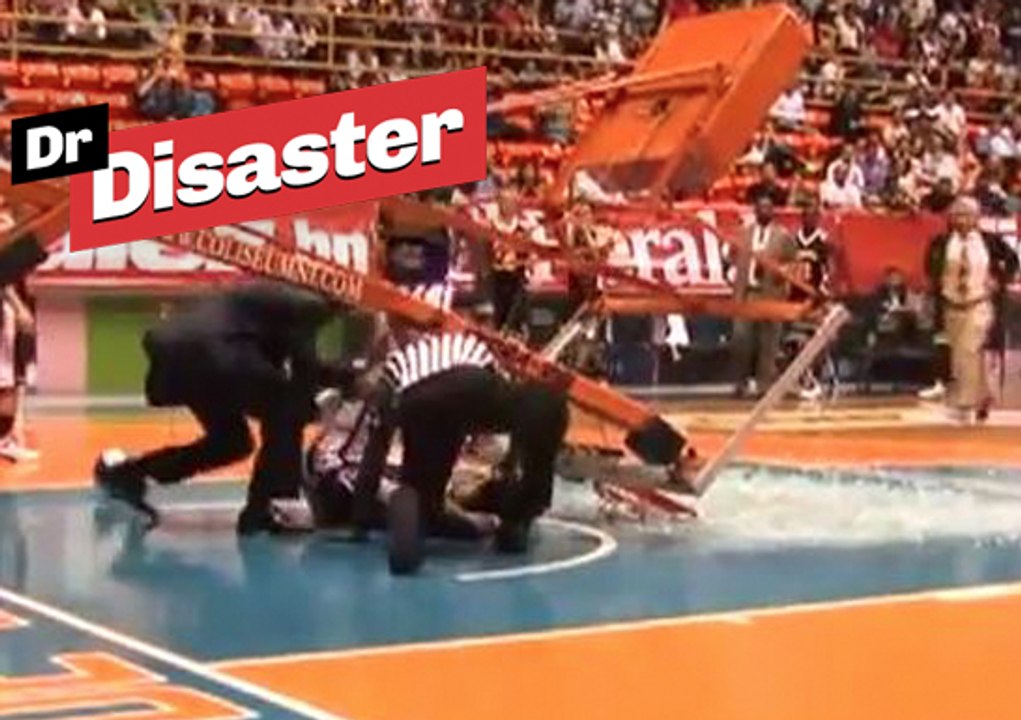 Un dunk surpuissant des Harlem Globetrotters brise un panier de Basket / Dr Disaster