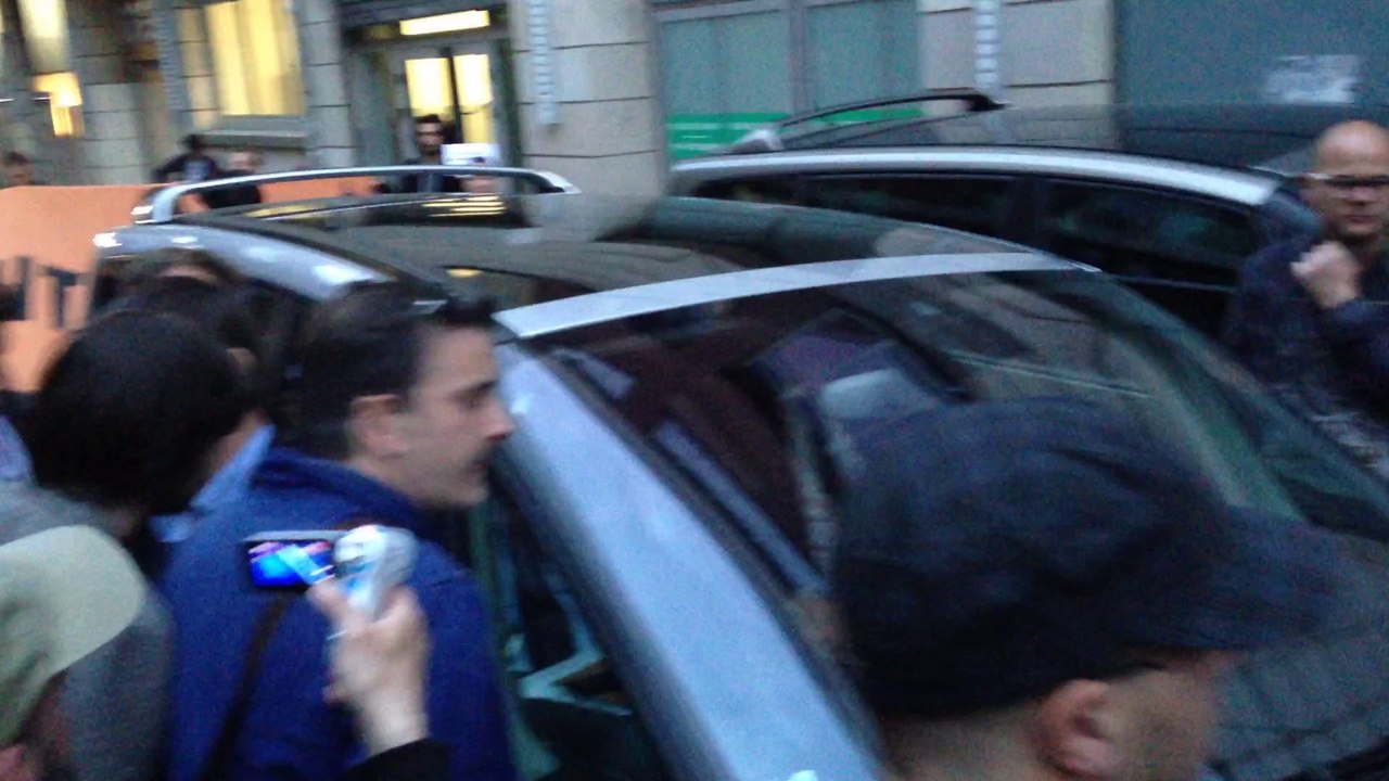 dialogue avec le premier secrétaire à travers une vitre baissée de 5cm....