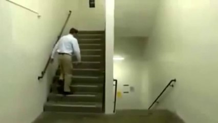 L'inspiegabile video della scala di Escher dell’illusione che sta facendo impazzire il web