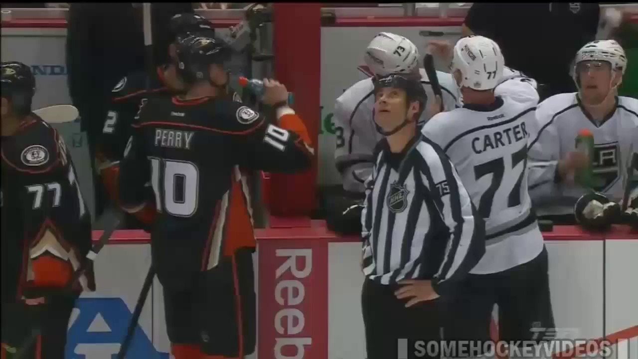 Corey Perry Fills fait une blague à Jeff Carters : de l'eau plein ses gants!