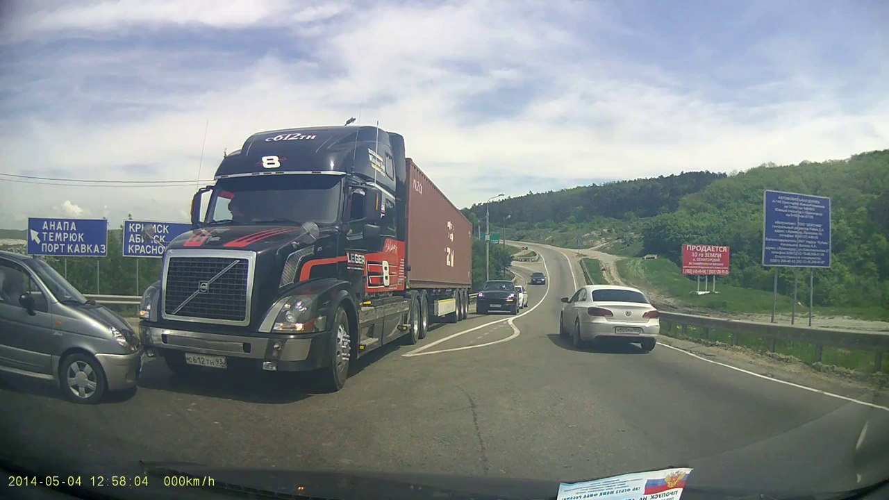 Camion contre voiture : chaud, chaud, chaud! Freinage d'urgence!