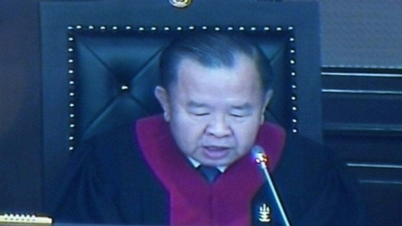 Yingluck ordered to quit
