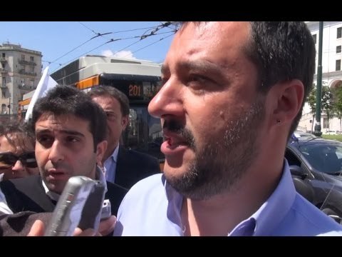 Napoli - Matteo Salvini contestato: Tien 'e corna! -live- (06.05.14)