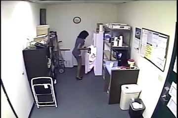 Une femme se prépare un café au lait maternel !