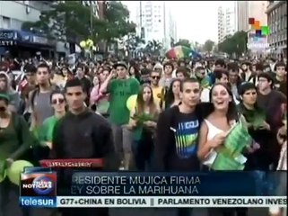José Mujica firma la reglamentación de la marihuana en Uruguay
