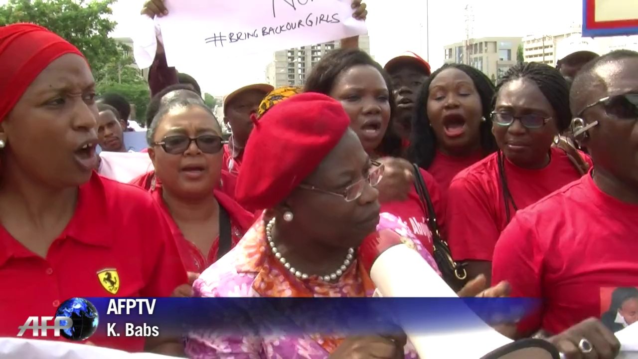 Au Nigeria, les proches des lycéennes enlevées manifestent