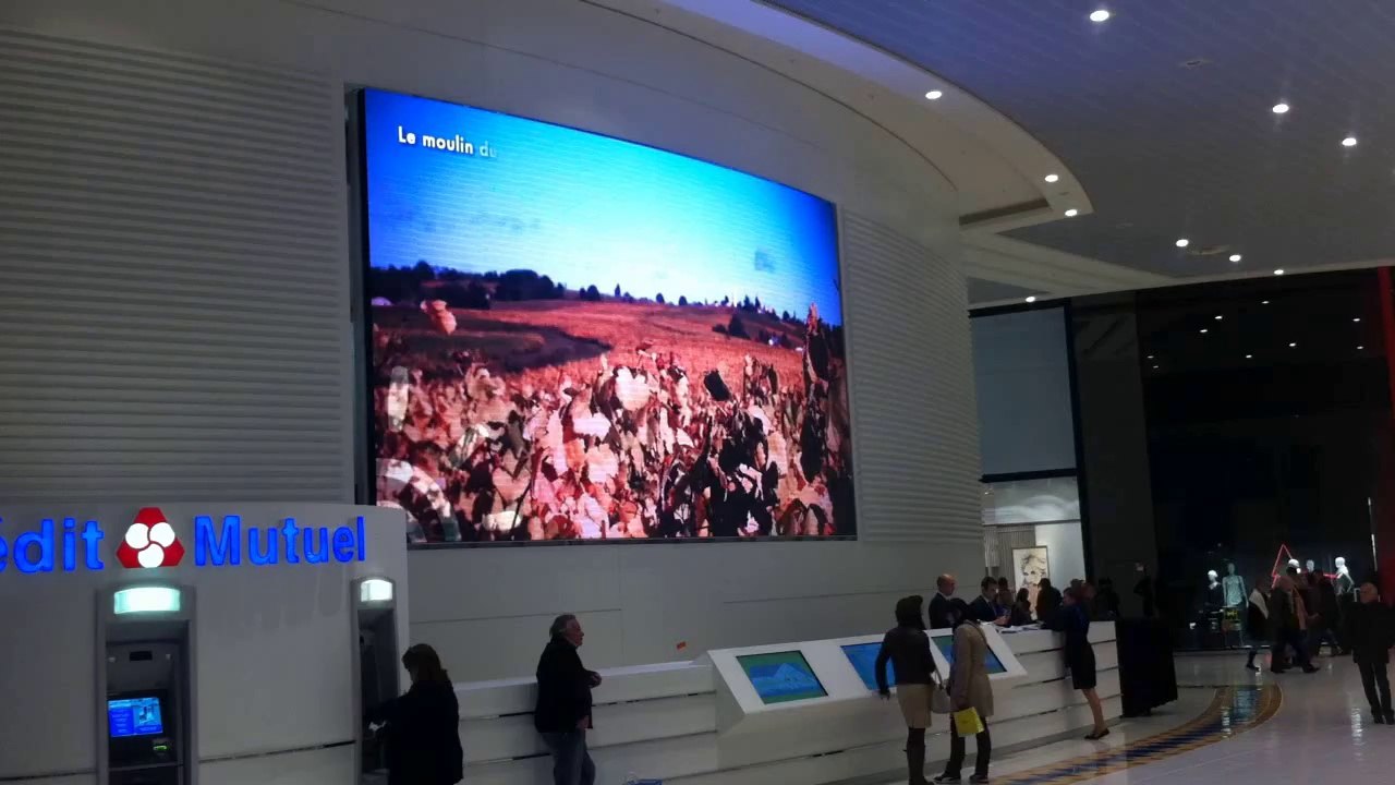 Ecran géant LED indoor curve de 30m² pitch 6 C.C Atlantis (Nantes)