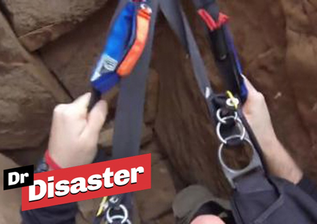 Un base-jumper s'encastre contre une falaise / Dr disaster