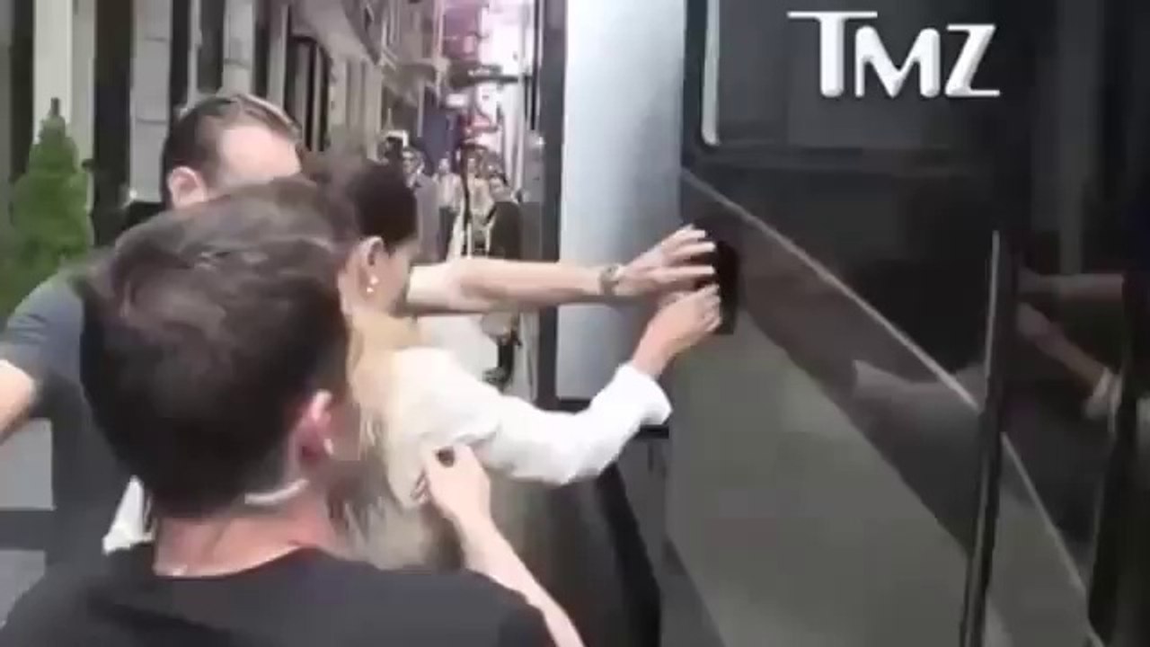 Adriana Lima kafasını otobüse çarptı
