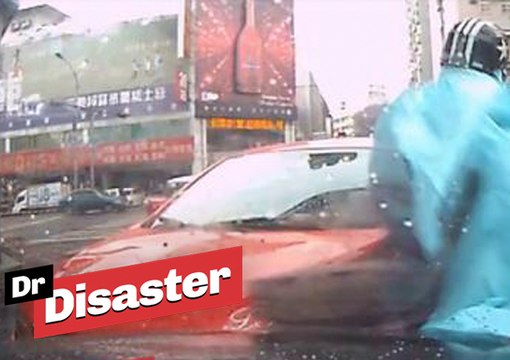 Un scooter est percuté de plein fouet par une voiture folle / Dr Disaster