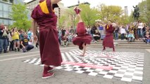Des moines bouddhistes font du breakdance