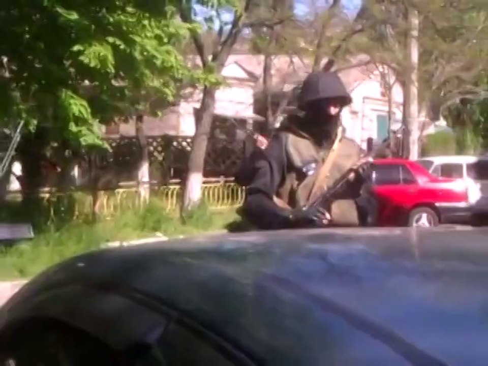 Чёрные каратели разгоняют людей под Приморским РОВД Мариуполь 07.05.2014   | Тут просто ХАОС !!!