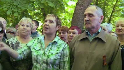 Ukraine: colère des habitants de Slaviansk lors de funérailles
