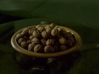 Casser une noix entre les fesses