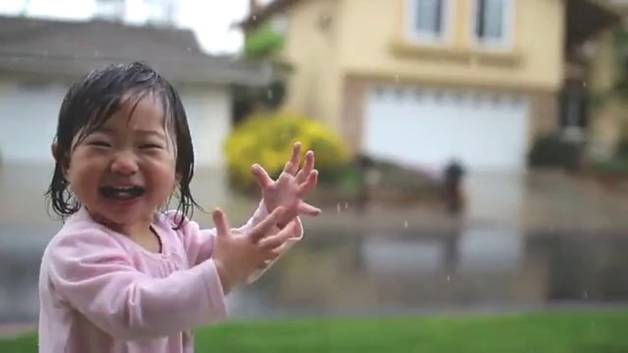 Cette petite fille découvre la pluie pour la première fois