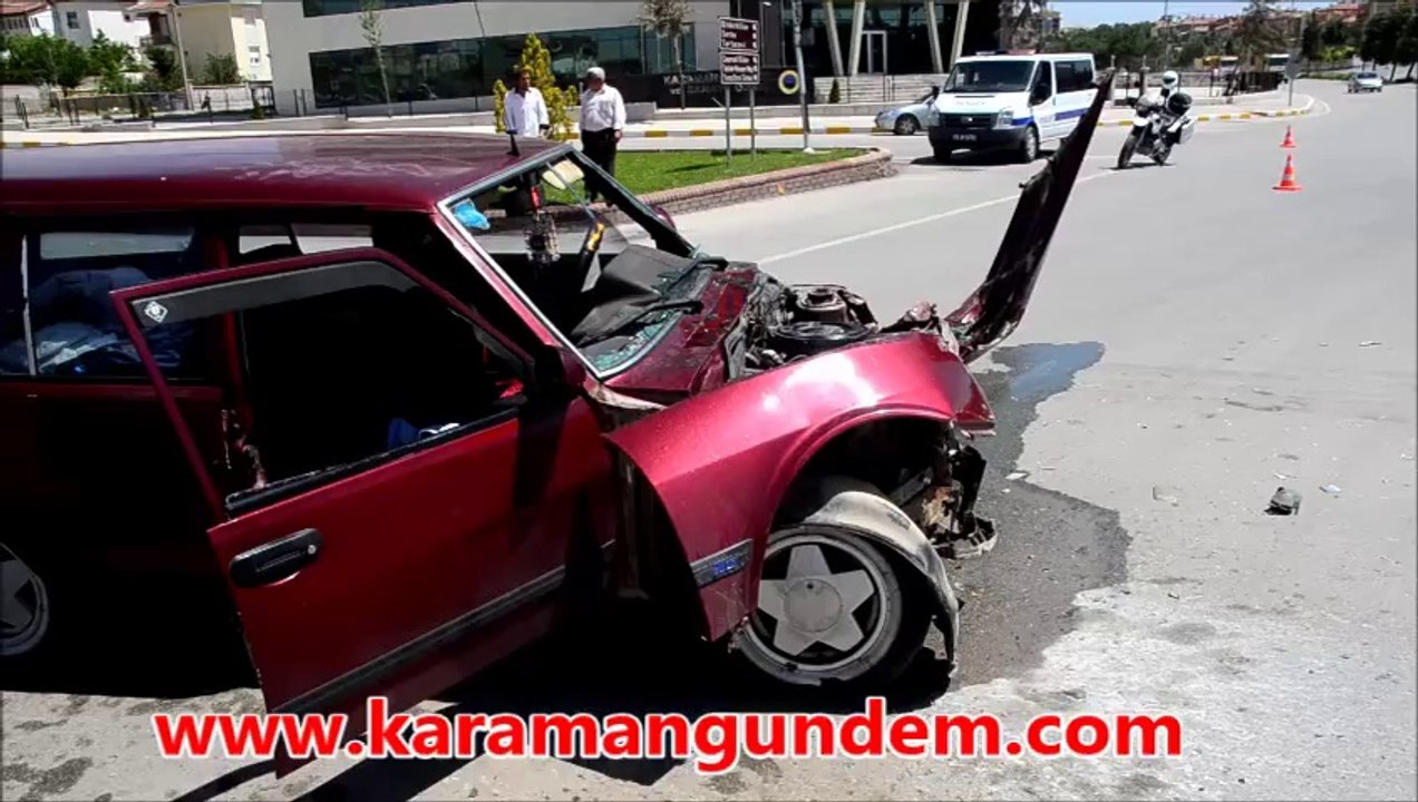 Karaman Valilik Kavşağı Lüks cip ile otomobil çarpıştı 1 i çocuk 3 kişi yaralandı