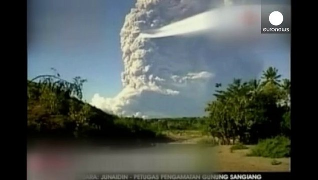 Nuage de cendres après l'éruption d'un volcan en Indonésie
