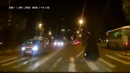 ダースベイダー Darth Vader crossing the street