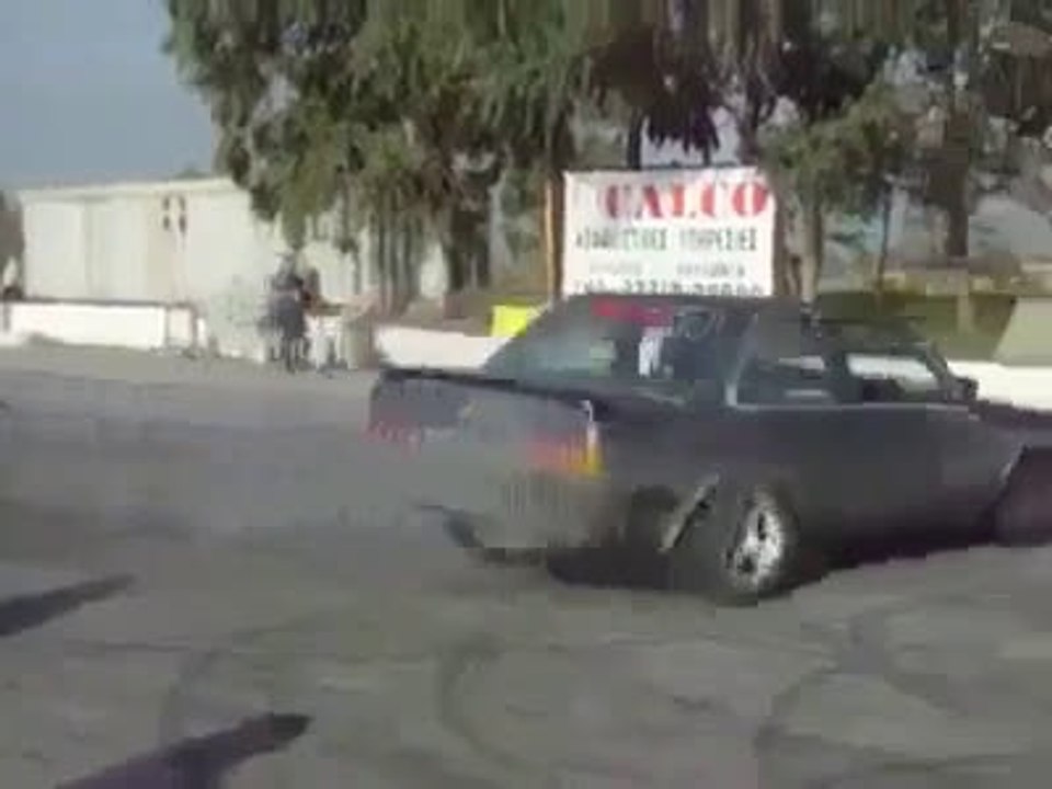 Amazing Driver in pakistan 1 time 2 cars