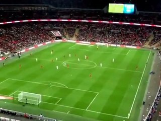 Kağıt Uçakla Tribünden Futbolcu Vurmak